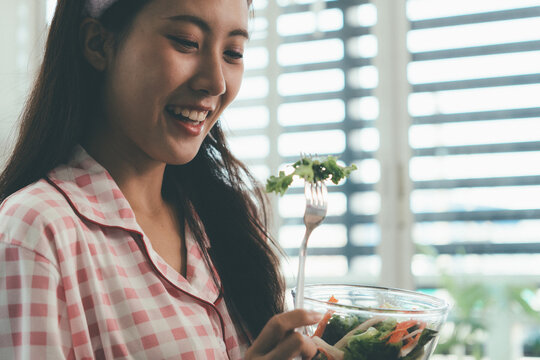 Woman enjoying life at home, promoting healthy eating, wellness, and a balanced lifestyle. Concept of natural nutrition, mindfulness, and modern healthy living.