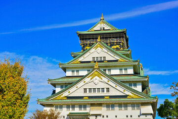 Fototapeta premium View of the Osaka Castle in autumn in Osaka, Japan.
