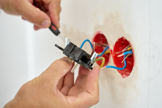 Connecting electrical outlet wires during home installation