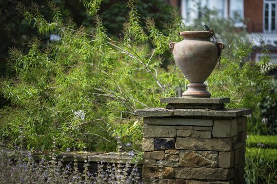 Amphora on a wall, Chelsea Physic Garden, historic botanical garden, oldest botanical garden in London, founded in 1673 by the Worshipful Society of Apothecaries, Chelsea, England, Great Britain