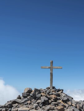 Summit cross of Pico de las Nieves against a blue sky, Caldera de Taburiente National Park, Degollada del Barranco de la Madera, La Palma, Canary Islands, Spain