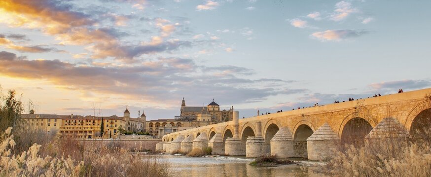 Sunset, Puente Romano, Roman bridge over Rio Guadalquivir, behind Mezquita, Catedral de C&oacute;rdoba, Cordoba, Andalusia, Spain
