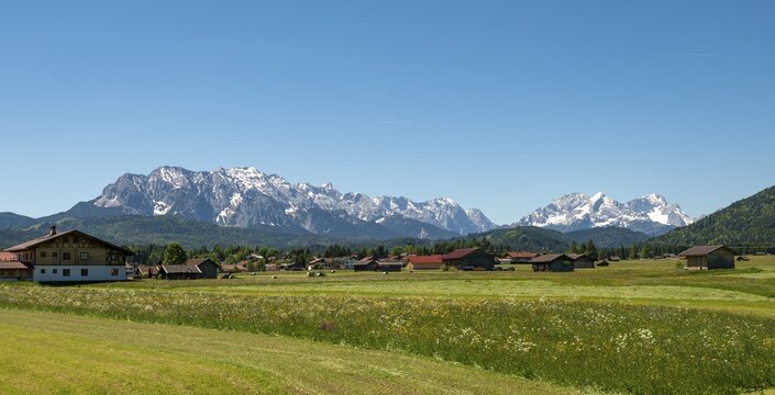 Houses and fields, Karwendel Mountains and Wetterstein range, Kr&uuml;n, Upper Bavaria, Bavaria, Germany