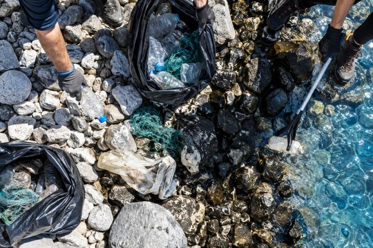 Recogida de basura en la costa en un esfuerzo por limpiar el medio ambiente