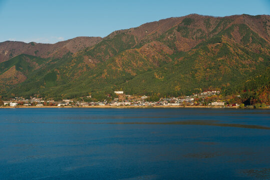 Peaceful morning view of kawaguchiko lake during autumn in japan autumn season creates serene and tranquil atmosphere for nature lover