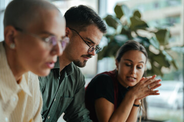 Obraz premium Business colleagues collaborating and discussing ideas in modern office