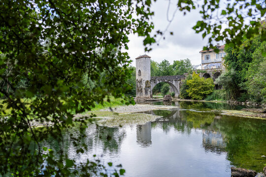 vista de rio de un pueblo del interior de francia