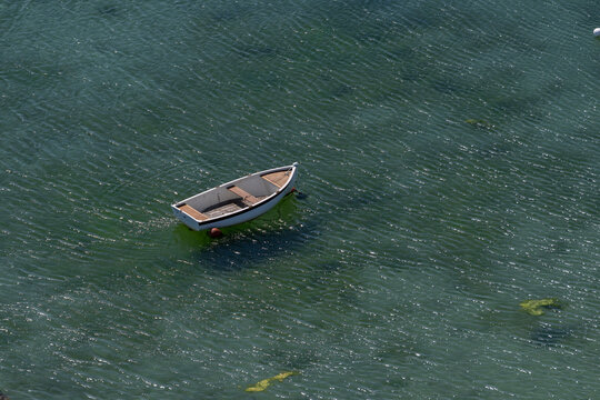 Barca solitaria en costa de aguas cristalinas 