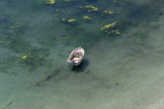 Barca en costa de aguas cristalinas 