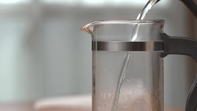 フレンチプレスにお湯を注ぐ 珈琲の抽出シーン