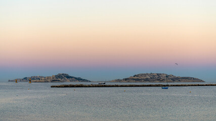 Vue sur les iles de l'archipel du Frioul au lever du jour © PPJ