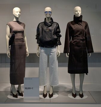 Temporada de oto&ntilde;o invierno. Escaparate con maniqu&iacute;es con ropa de moda femenina, de una tienda de ropa H & M en Madrid, Espa&ntilde;a, 16 de septiembre de 2026