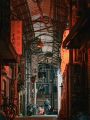 Obraz premium 夜の商店街,阪和商店街/Night market street scene with neon signs and lanterns