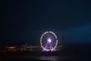Light on Ferris Wheel at night © FOLIO
