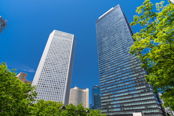 新宿副都心に立ち並ぶ高層ビルとオフィス街の風景  © JAPAN SKYLINE