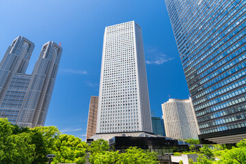 新宿副都心に立ち並ぶ高層ビルとオフィス街の風景  © JAPAN SKYLINE