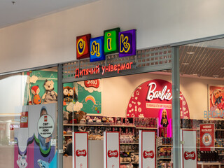 Obraz premium Kyiv, Ukraine - March 13, 2026: Smiki children toy store facade in a shopping mall featuring colorful signage and a large branded Barbie display visible through the glass storefront