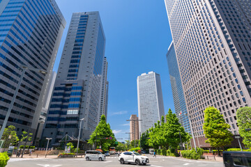 新宿副都心に立ち並ぶ高層ビルとオフィス街の風景  © JAPAN SKYLINE