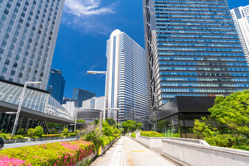 新宿副都心に立ち並ぶ高層ビルとオフィス街の風景  © JAPAN SKYLINE