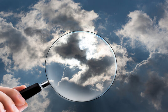 Lupe vor himmel mit sonne und wolken