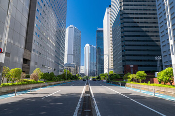 新宿副都心に立ち並ぶ高層ビルとオフィス街の風景  © JAPAN SKYLINE