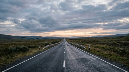 Obraz premium Empty Road Leading Into Dramatic Cloudy Horizon.