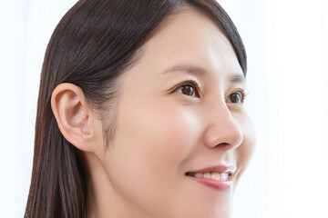 Obraz premium 微笑む若い女性の美容クローズアップ