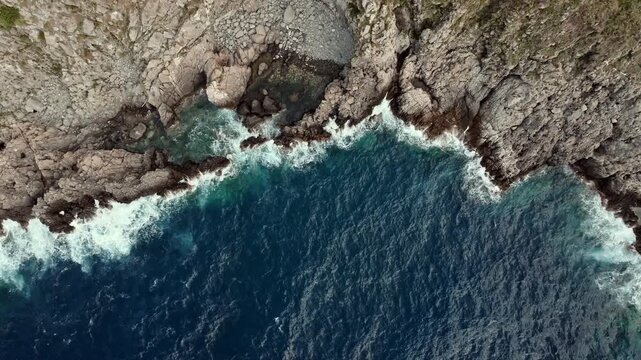 mare sugli scogli drone