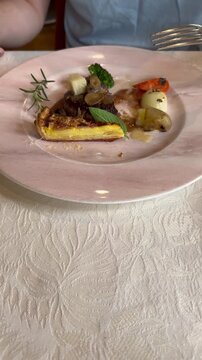 牛ヒレ肉のステーキを食べる