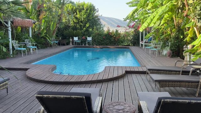 Paneo del &aacute;rea de piscina en jard&iacute;n tropical