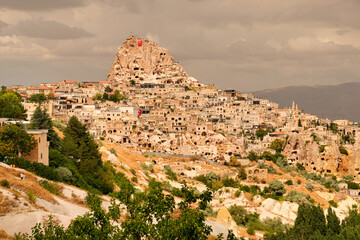 Fototapeta premium Blick auf den Burgfelsen der kappadokischen Stadt Uçhisar in Zentralanatolien, Türkei