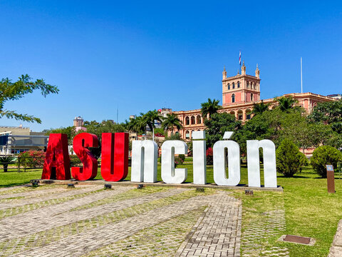 Farbenfroher Asunci&oacute;n-Schriftzug vor dem Palacio de L&oacute;pez in Paraguay