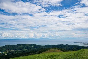 Fototapeta premium 寒風山から望む男鹿半島のパノラマ絶景と広大な夏空 秋田県男鹿市