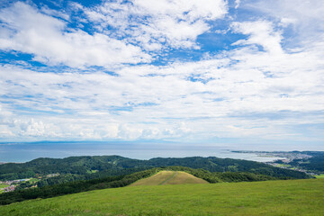 Fototapeta premium 寒風山から望む男鹿半島のパノラマ絶景と広大な夏空 秋田県男鹿市