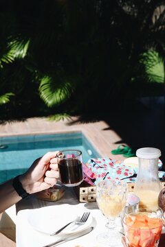 Caf&eacute; da manh&atilde; tropical com caf&eacute;, suco e frutas servido &agrave; beira da piscina