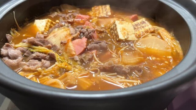 キムチ鍋、土鍋で煮込む料理のクローズアップ