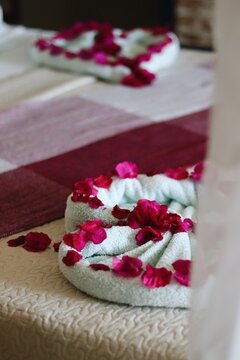 Quarto de hotel com decora&ccedil;&atilde;o rom&acirc;ntica e cama preparada para lua de mel, anivers&aacute;rio de casamento ou surpresa para casal