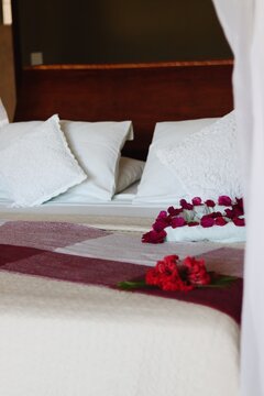 Quarto de hotel com decora&ccedil;&atilde;o rom&acirc;ntica e cama preparada para lua de mel, anivers&aacute;rio de casamento ou surpresa para casal