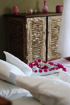 Quarto de hotel com decora&ccedil;&atilde;o rom&acirc;ntica e cama preparada para lua de mel, anivers&aacute;rio de casamento ou surpresa para casal