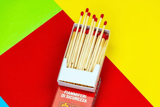 Fiammiferi di sicurezza con capocchia rossa di zolfo	