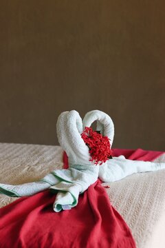 Quarto de hotel com decora&ccedil;&atilde;o rom&acirc;ntica e cama preparada para lua de mel, anivers&aacute;rio de casamento ou surpresa para casal
