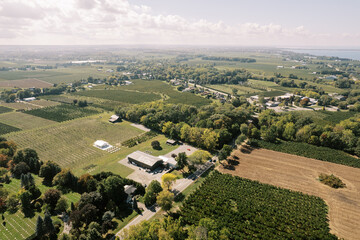 Obraz premium Aerial view of vineyards and farmland in Virgil, Niagara-on-the-Lake
