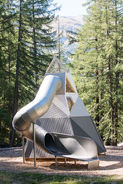 Rutsche auf Kinderspielplatz im Design des Matterhorn im Waldpark von Zermatt