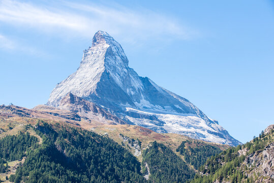 Europ&auml;ische Natur Pyramide Matterhorn Berg mit Gipfel bei strahlendem Sonnenschein im Sp&auml;tsommer