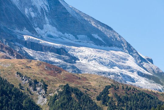 Bergkette mit ewigem Eis und Gletscher entlang des Matterhorn in Zermatt Schweiz