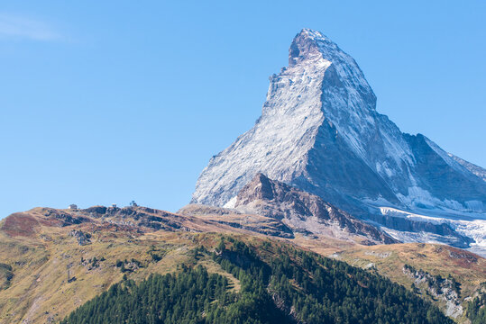 Europ&auml;ische Natur Pyramide Matterhorn Berg mit Gipfel bei strahlendem Sonnenschein im Sp&auml;tsommer