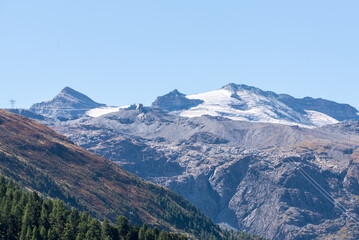 Fototapeta premium Bergkette mit ewigem Eis und Gletscher entlang des Matterhorn in Zermatt Schweiz