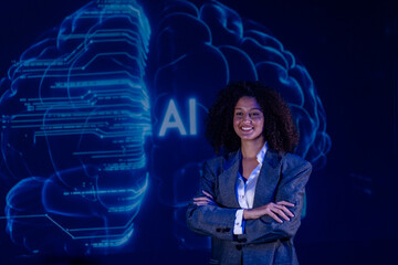 Woman stands with arms crossed in front of a digital brain display during an AI event © Freeday photo