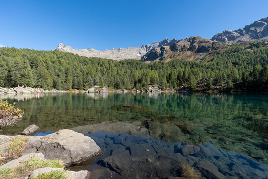 Turquoise waters of Lagh da Saoseo in the Engadin Alps surrounded by autumn nature, creating a peaceful, almost surreal scenery symbolizing mindfulness, clarity, letting go and inner calm.