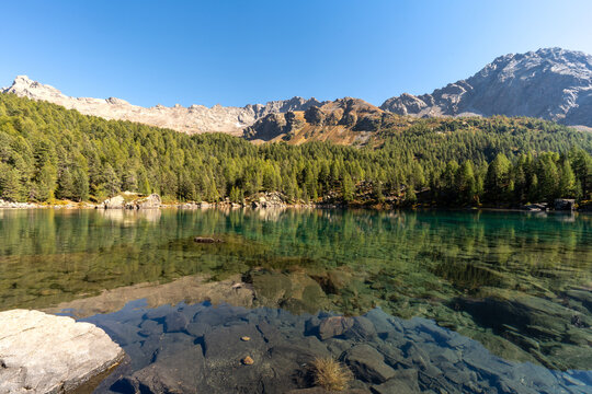 Turquoise waters of Lagh da Saoseo in the Engadin Alps surrounded by autumn nature, creating a peaceful, almost surreal scenery symbolizing mindfulness, clarity, letting go and inner calm.